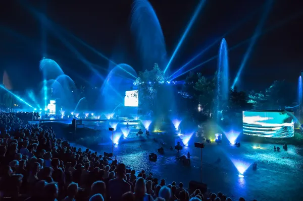giant water show at autostadt volkswagen wolfsburg germany 19