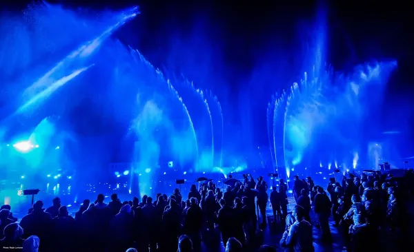 giant water show at autostadt volkswagen wolfsburg germany 16