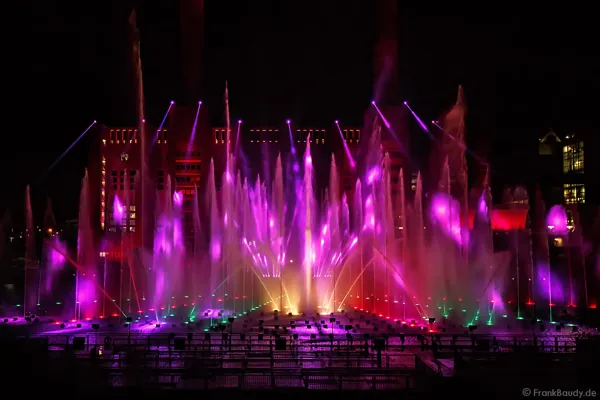 giant water show at autostadt volkswagen wolfsburg germany 27