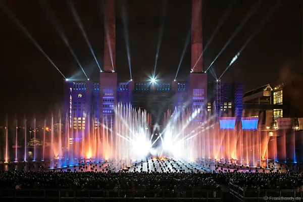 giant water show at autostadt volkswagen wolfsburg germany 20