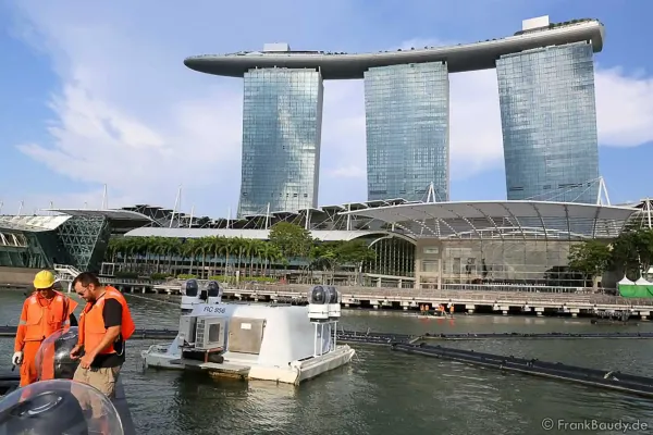 setup giant water show spectra at marina bay singapore 6