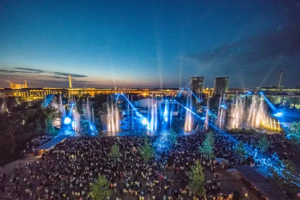 giant water show at autostadt volkswagen wolfsburg germany 1