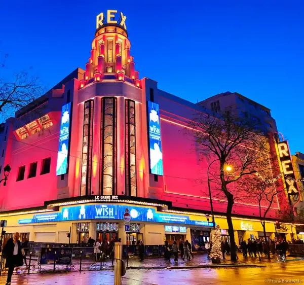 dancing fountain at Théâtre du Grand Rex Paris wish