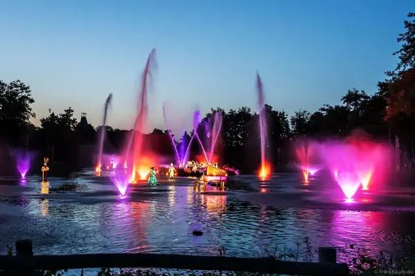 Dancing fountains show puy du fou noces de feu 10