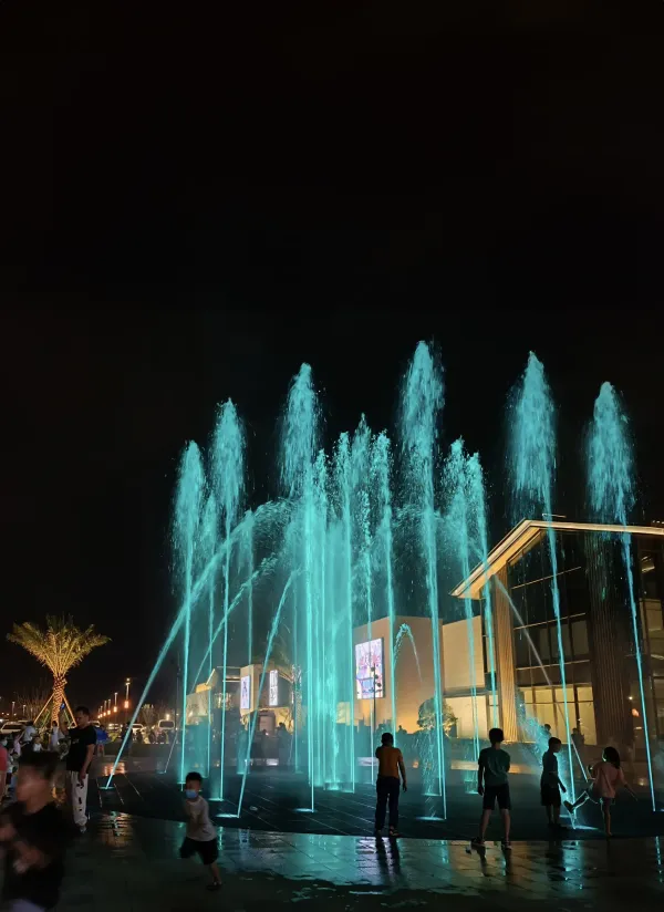 des enfants jouent dans la fontaine tornado de nanning