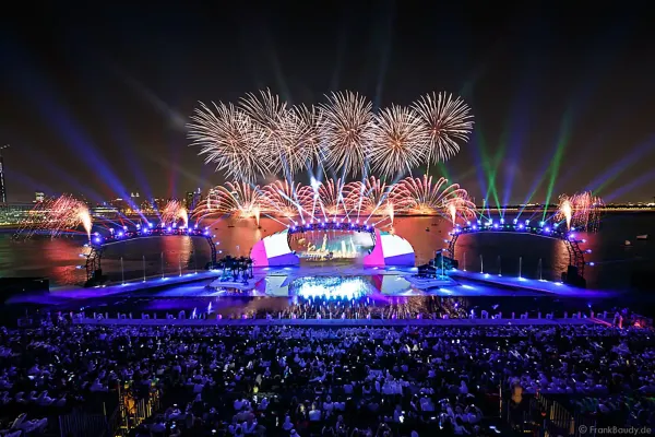 projection on water wall aquavision dubai national day 4