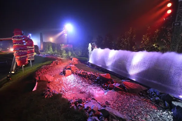 Aquavision water wall tunnel shape Folie'Flore 6