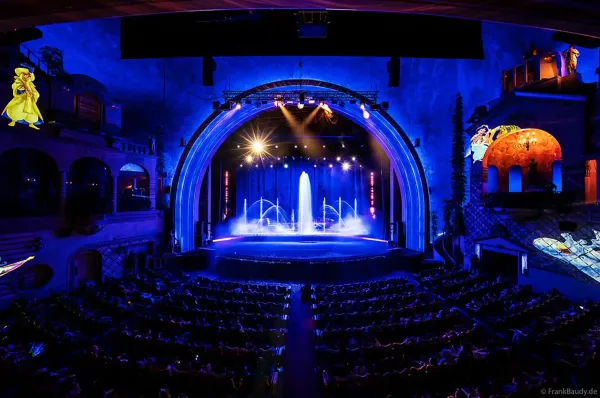 dancing fountain at Théâtre du Grand Rex Paris 1