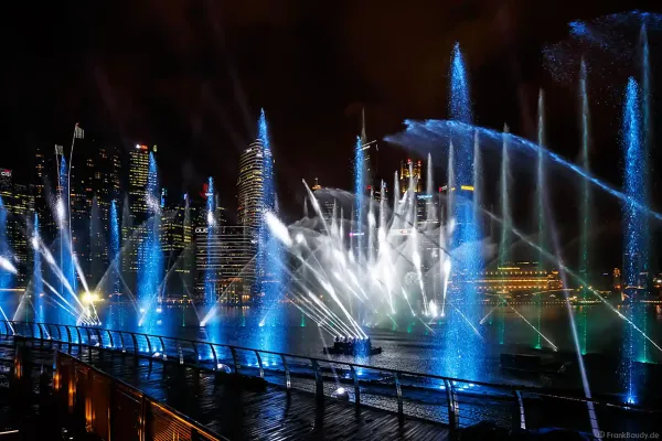 giant water show spectra at marina bay singapore 18